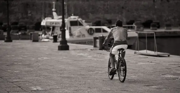 Cykelist på Alghero havn