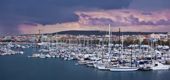 Udsigt over Alghero havn på Sardinien