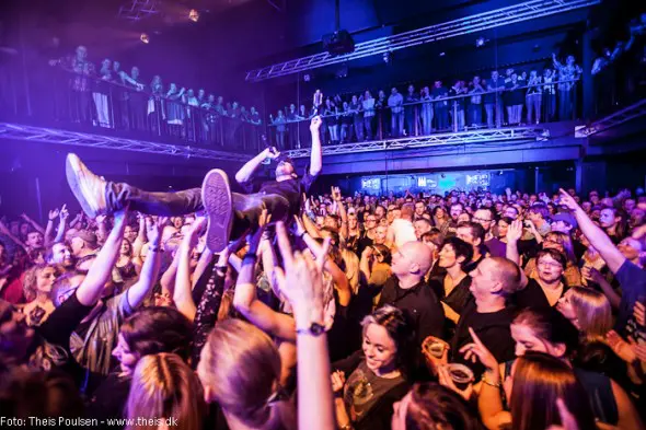 Johan Olsen - Magtens Korridorer - Crowdsurfede ned med øl til lys og lyd mændene