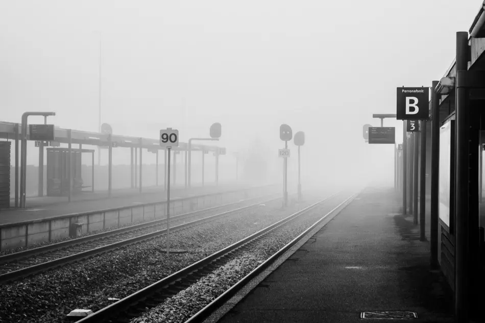 Fotografen har fanget jernbanen i Herning indhyldet i tåge