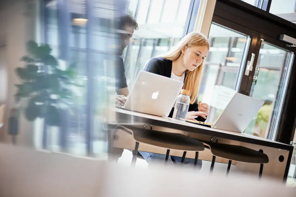 Skole arbejde ved computeren i Herning